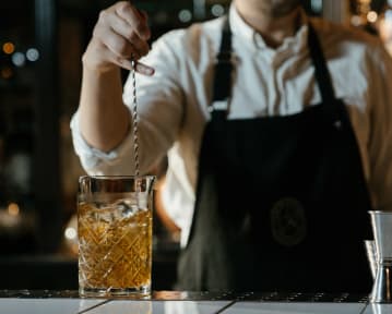 Currículo de bartender: exemplo e dicas para fazer o CV